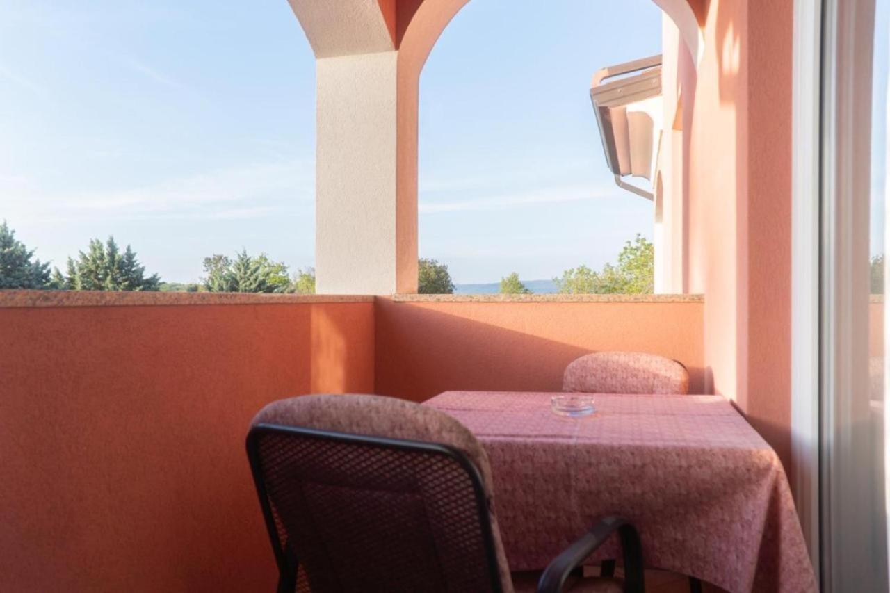 Apartments And Rooms Villa Chiara Krnica Exterior foto